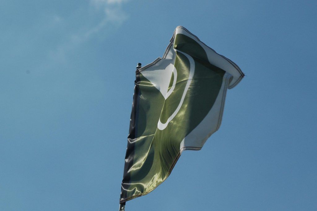 Flagge vor blauem Himmel