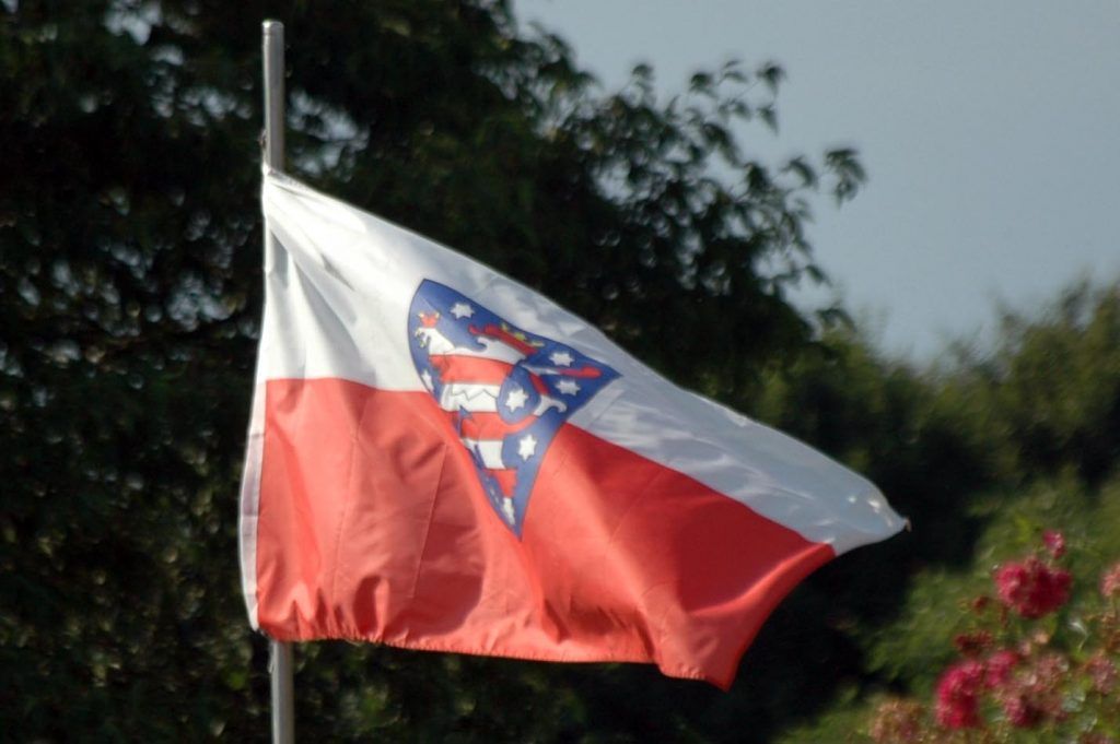 Rot-weiße Flagge mit Wappen