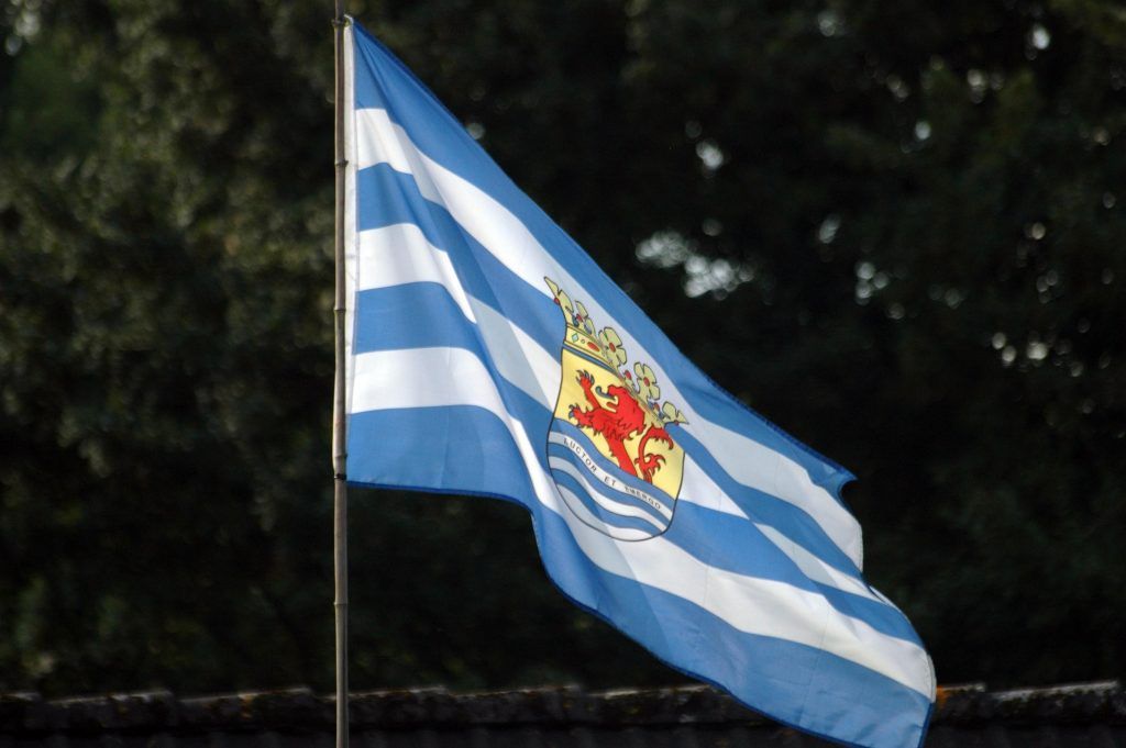Blau-weiß gestreifte Flagge mit Wappen