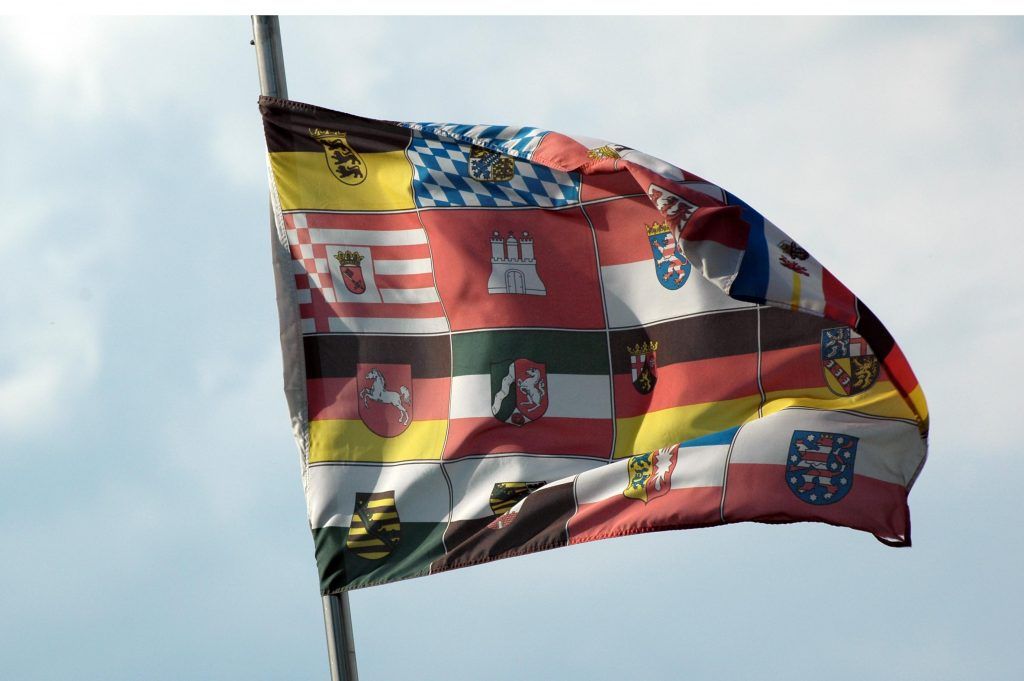 Flagge mit Wappen
