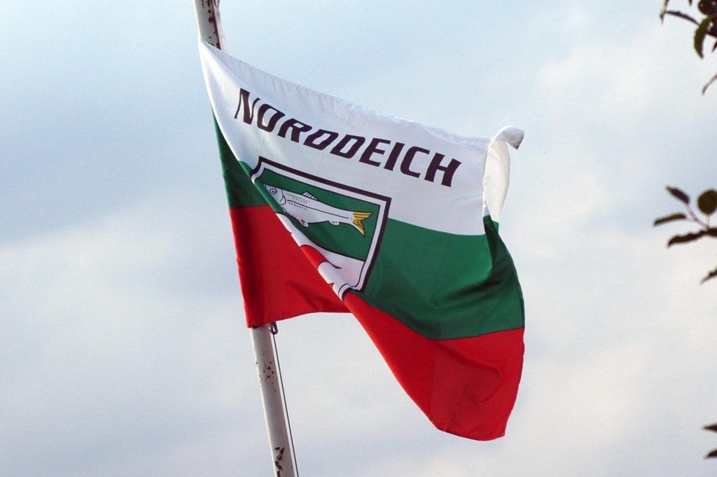 Flagge über der Kleingartenanlage